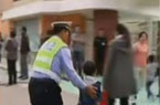 家長(zhǎng)尊稱交警"抱抱哥"