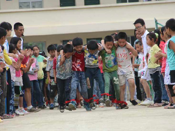 7��28�����V�|�̌W(xu��)Ժ��С�ٟ���ɽ�^(q��)���W(xu��)����֧���(du��)������С�W(xu��)�e�k���\(y��n)�ӕ����mȻ���ز�δ�޽��ã��������(du��)�T��Ŭ���ͺ��ӂ���ƴ�������\(y��n)�ӕ��A�M�Y(ji��)�����D�麢�ӂ��ڱ�ِ�ЈF(tu��n)�Y(ji��)�f(xi��)��������������