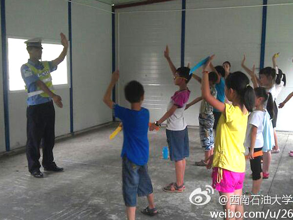 7��24�գ�����ʯ�ʹ�W(xu��)У��ӛ�߈F���Ű�֧��־Ը꠽o���ӂ�������һ�ò�һ�ӵ��I(y��)�w��n�����а������t(y��)�����ώ����������ƌW(xu��)������ώ���N�I(y��)��꠆T��ϣ�������ӂ��ڸ����I(y��)�ώ�ָ��(d��o)�£��܌�δ����������Mϣ�����D�顰���������ڽ̌�(d��o)���ӂ���ָͨ�]�Ļ��A(ch��)�քݡ�