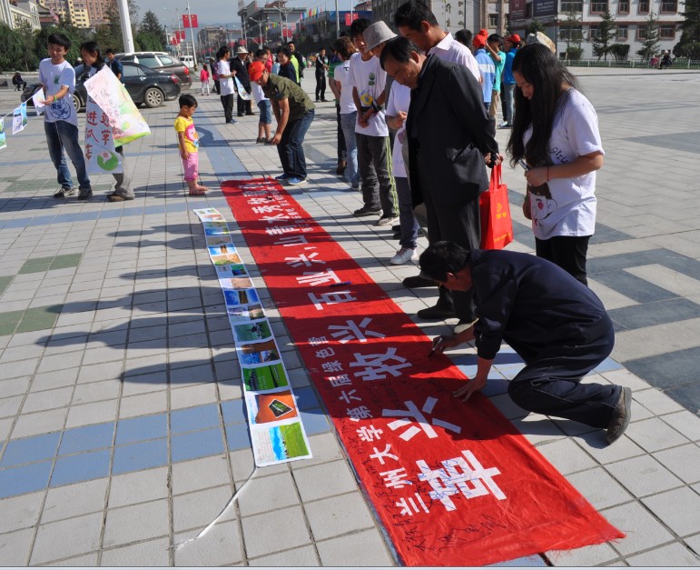 7��19�����m�ݴ�W(xu��)�����þGɫ�I(y��ng)����ף�������οh�����V��(ch��ng)���չ�_���_�I(y��ng)�xʽ���I(y��ng)�T��ͨ�^�·f�����w����(b��o)�͈DƬ���ڏV��(ch��ng)�������������S��������P(gu��n)ע�c�v�����D�������ڗl�����������Լ��ĺ����͸�����