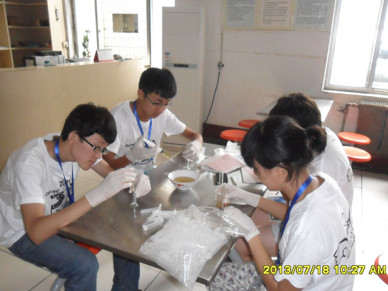 7��27�������ϴ�W���YԴ�ɡ�����������`��꠵��_��һ�����`�ء����ĳ���꠆T���R��ͣ��ǰ����һ��ȡ���c�M��ȡ�ӹ������D��꠆T���ڌ�200ml�Ę�Ʒ�b�M20��С������ԇ��ƿ����