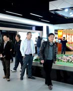 晉江城市展館　　晉江城市展館大樓位于世紀(jì)大道西側(cè)，于2004年12月動(dòng)工建設(shè)，地上四層、地下一層，總建筑面積為18645平方米，項(xiàng)目總投資為7500萬(wàn)元。