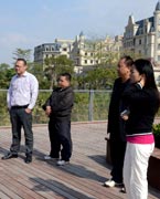 網(wǎng)友參觀晉陽(yáng)湖　　晉陽(yáng)湖項(xiàng)目原投資計(jì)劃為2.2億元，區(qū)域內(nèi)五座橋?yàn)榫坝^橋。為完善其功能，強(qiáng)化景觀提升效果，對(duì)部分項(xiàng)目進(jìn)行了優(yōu)化、提升，包括將區(qū)域內(nèi)五座景觀橋改為市政橋并新增兩座市政橋。