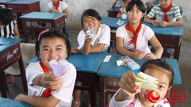 ���ϿƼ���W(xu��)��һ��һ·���x��(w��)֧���c����(zh��n)��ؚ�{(di��o)�Ќ�(sh��)�`�F(tu��n)��������ꖿh��¹ɽ�(zh��n)�u�ŸG���_չ�x��(w��)֧�̺ͷ�ؚ�{(di��o)�У�־Ը�߽o���ӂ��_�O(sh��)�ֹ��n�����D�麢�ӂ�չʾ�ֹ���Ʒ�����F(tu��n)�(du��)�ṩ��