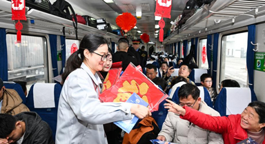 招聘會(huì)開(kāi)進(jìn)返鄉(xiāng)列車(chē)